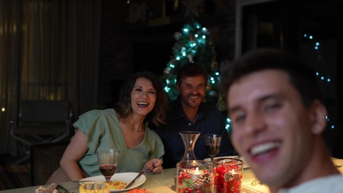 外孙与家人在圣诞晚餐上的自拍——相机视角