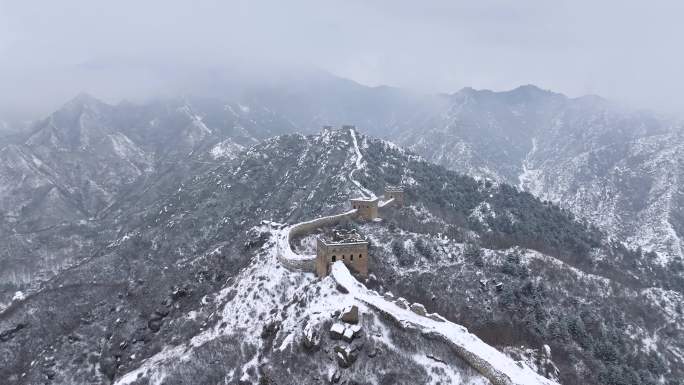 航拍雪后河北涞源荆山口长城