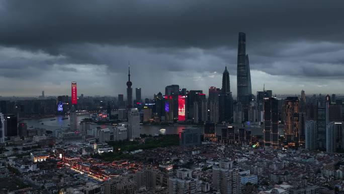 阴雨天上海陆家嘴航拍