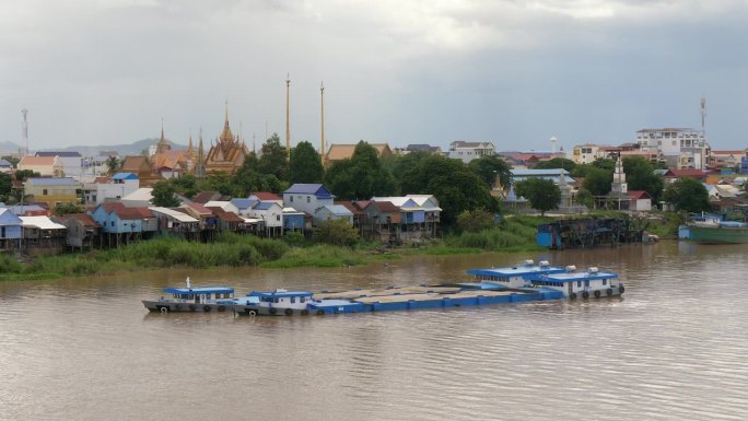 两艘载满沙子的沙矿驳船停泊在金边的湄公河沿岸