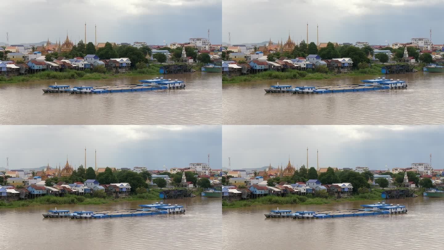 两艘载满沙子的沙矿驳船停泊在金边的湄公河沿岸