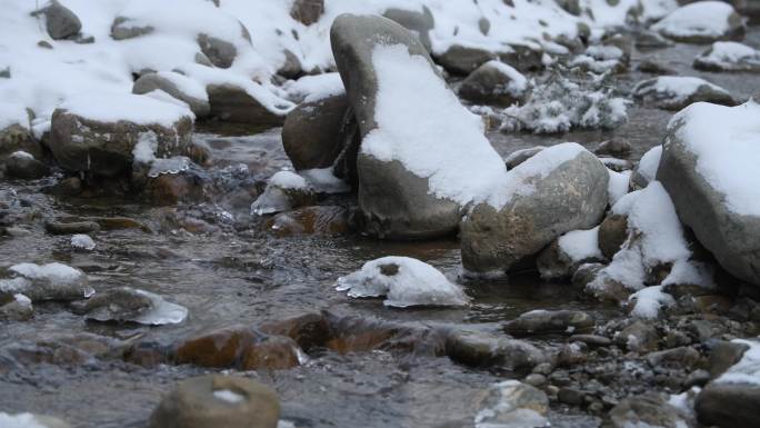 雪中小溪