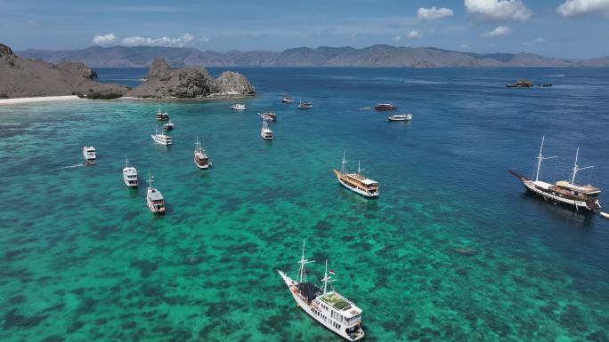 印尼科莫多航拍清澈海水印度洋帆船自然风光