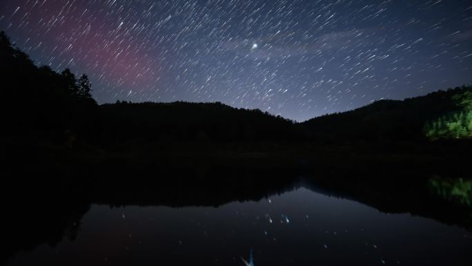 双子座流星雨星轨湖面倒影延时视频