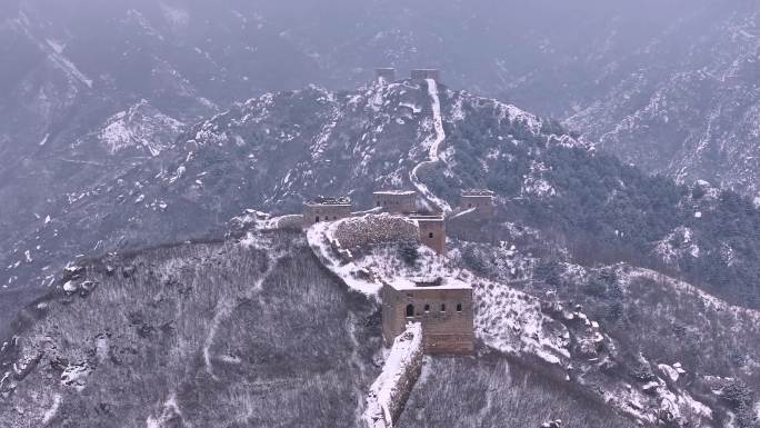 航拍雪后河北涞源荆山口长城