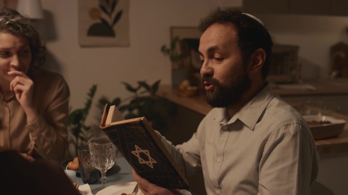 在基帕的犹太男子在家庭聚会上阅读摩西五经