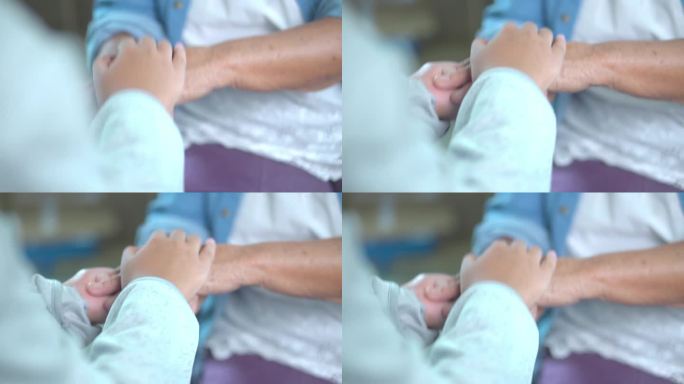 年轻亚洲妇女的近距离的手或护士在家照顾年老的祖母给予支持同情的老太太。
