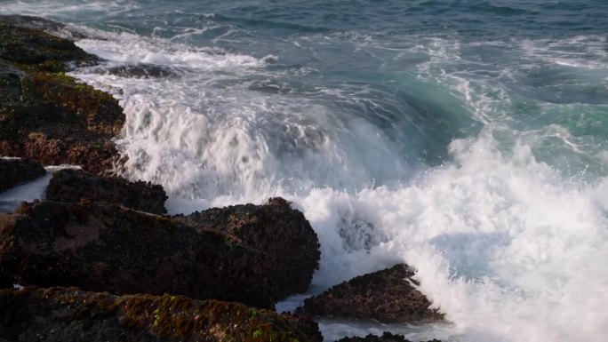 汹涌的海浪冲击着岩石海岸。沿海风光与泡沫潮汐，海洋的力量显示。电影观自然气候研究，生态旅游推广，休闲