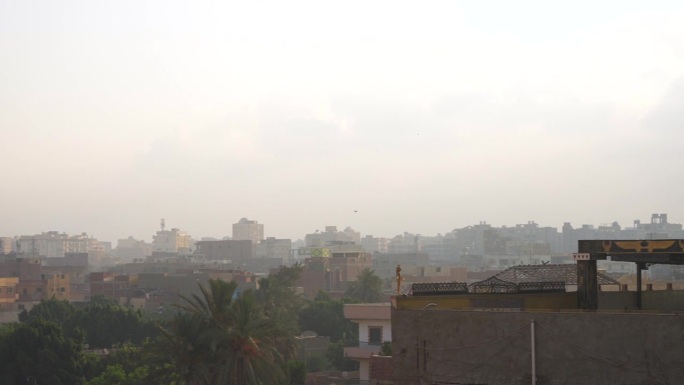 开罗日出时的鸟瞰图。在吉萨地区有一片砂岩