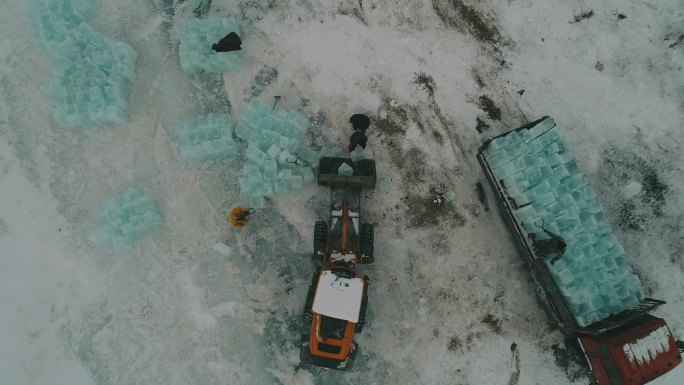 新疆巴里坤：采冰人忙作业，筑梦晶莹世界