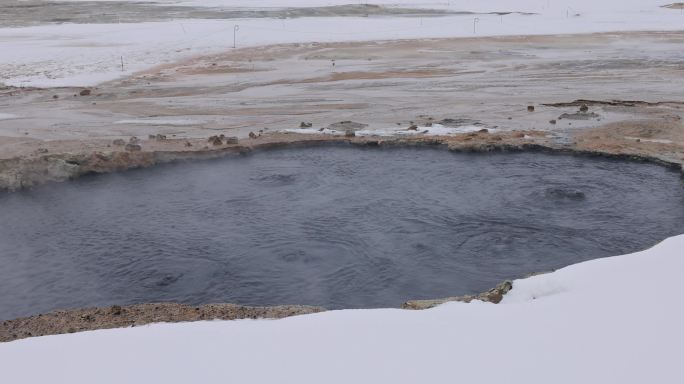 【4K】冰天雪地一池天然温泉热气蒸腾