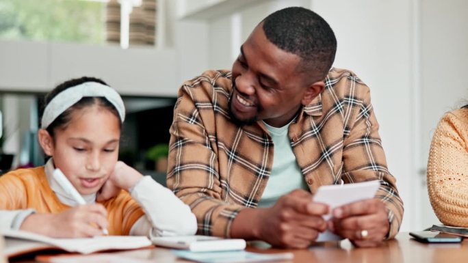 家庭学校的父亲，笔记本或孩子学习，练习课和写笔记，家庭作业或信息。爸爸，谈话或家庭帮助，支持和教育孩