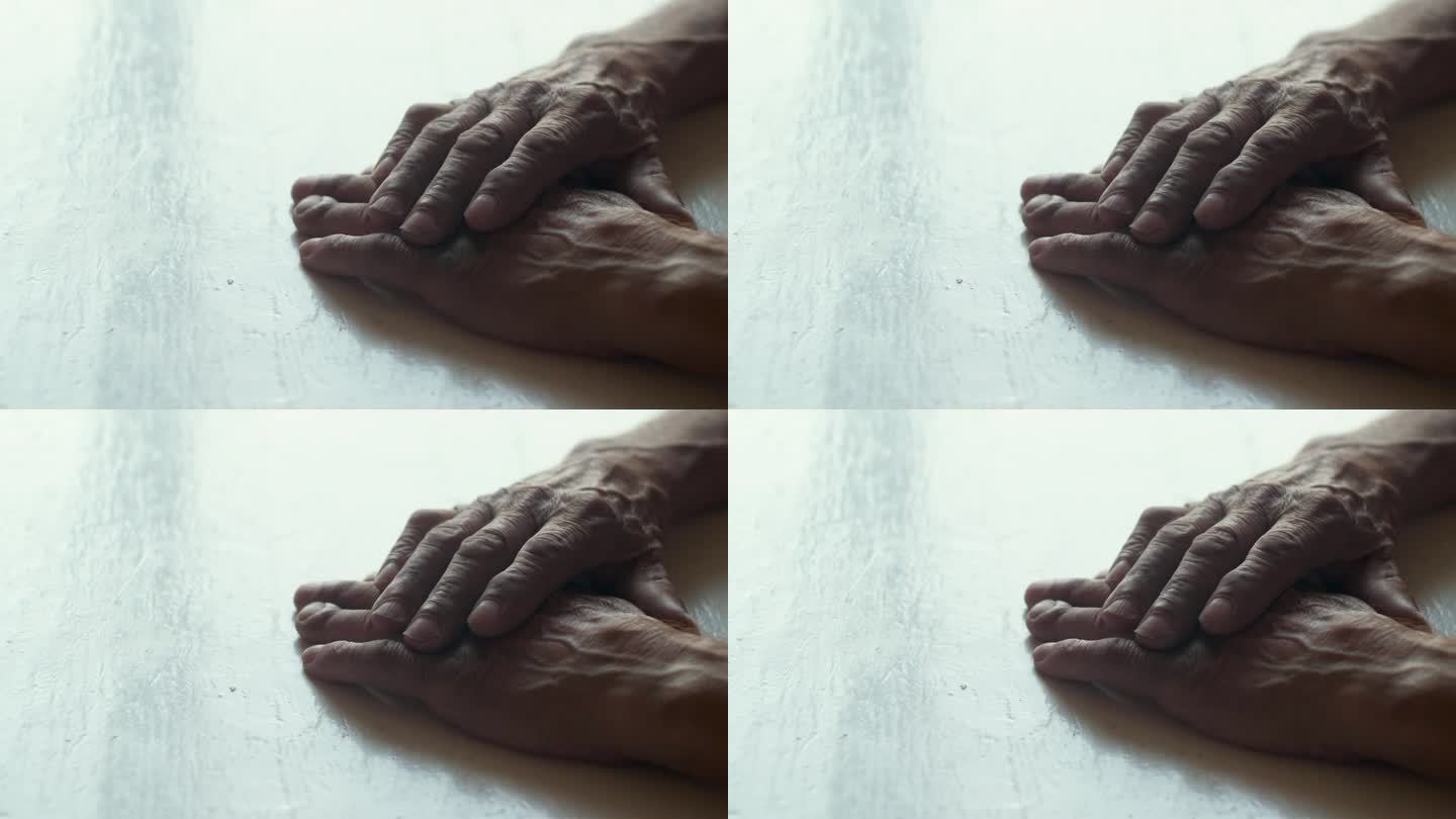 老人布满皱纹和静脉的双手互相叠在一起。老年人手的身体部分。概念孤独，晚年抑郁