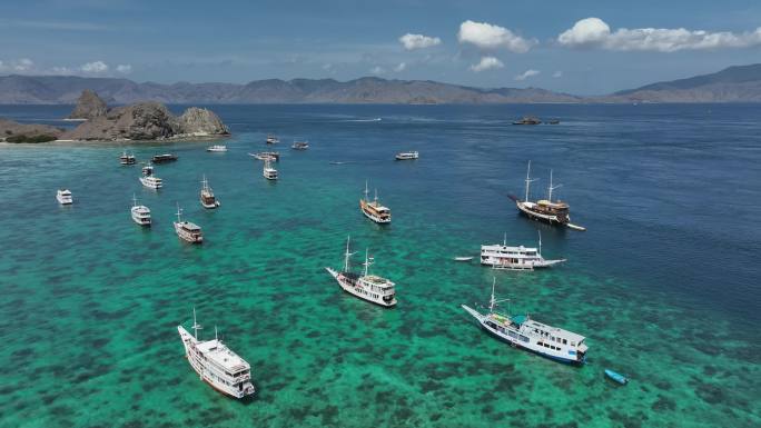 印尼科莫多航拍大海帆船碧绿色海水自然风光