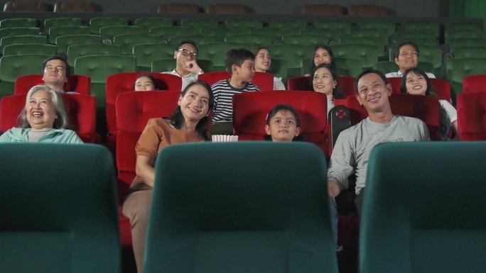 亚洲观众喜欢一起在电影院看电影。