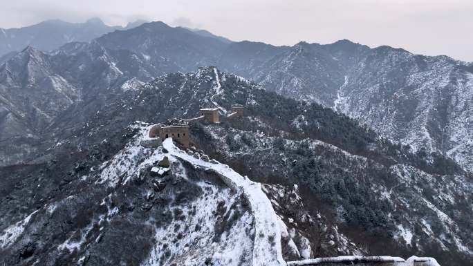 航拍雪后河北涞源荆山口长城