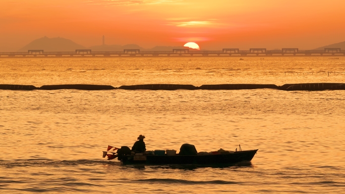 夕阳海面渔民归来