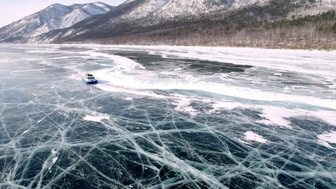 一艘气垫船在结冰的贝加尔湖上运送游客。