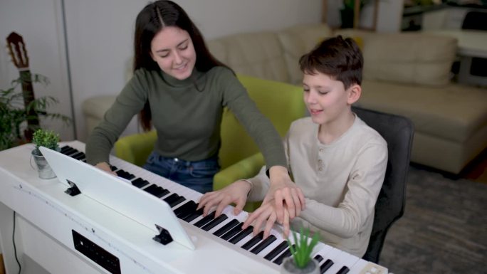 兄妹俩在家里弹电子琴，玩得很开心。