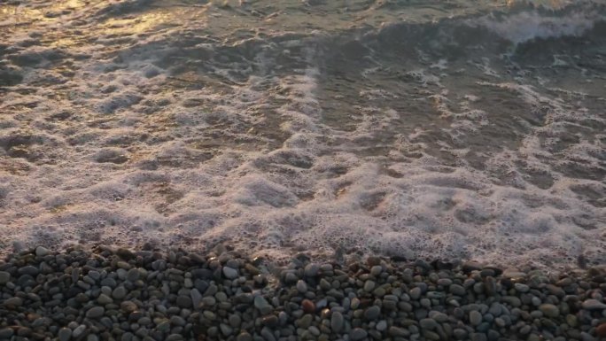 近距离拍摄的白色冲洗潮涌入和撤回的岩石北密歇根海滩
