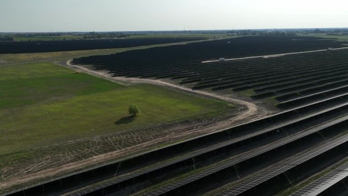 航拍显示绿色无污染的乡村与太阳能电池板光伏基站农场