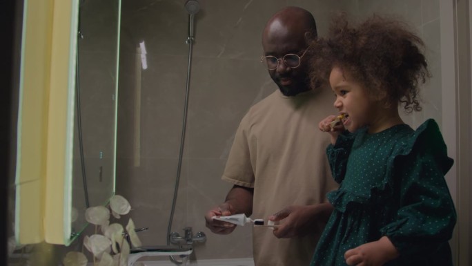 女儿和爸爸一起学刷牙