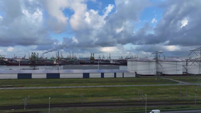 Maasvlakte上引人注目的天空，欧洲港的人造扩建。空中透露