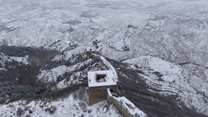 航拍雪后河北涞源荆山口长城