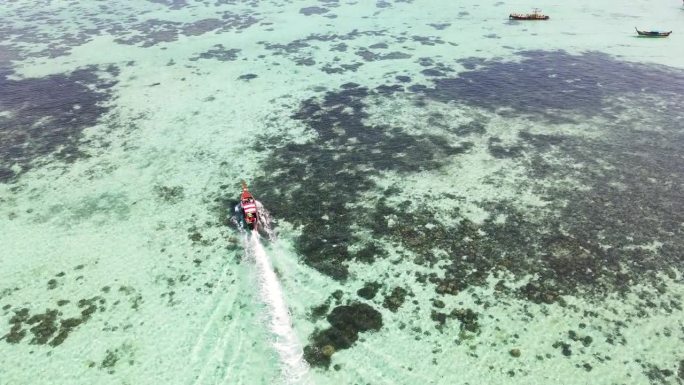 泰国南部利比岛，游船航行时鸟瞰清澈透明的海洋和珊瑚