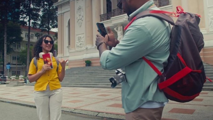 多元夫妻为旅游博客录制观光旅游视频