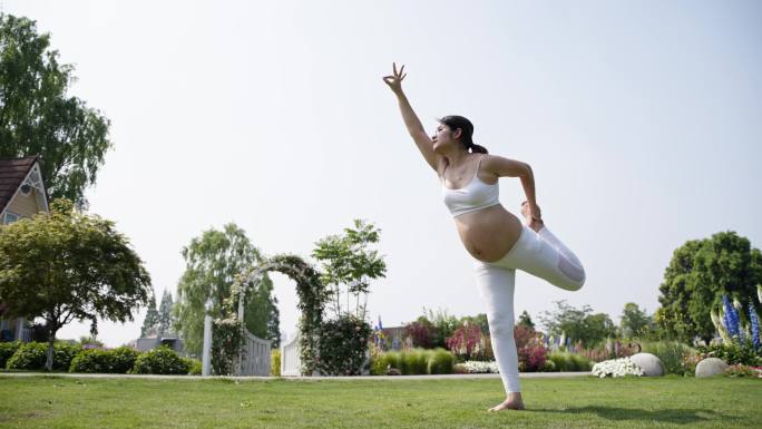 怀孕妇女大肚子准妈妈花园练习瑜伽锻炼身体
