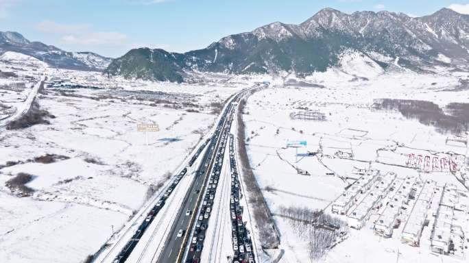 大雪造成G5京昆高速雅西段公路交通堵车