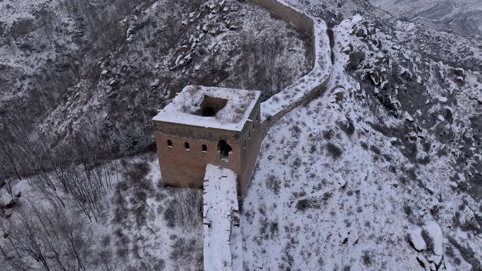 航拍雪后河北涞源荆山口长城