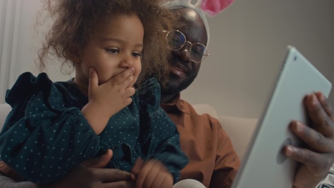 父亲和女儿用数码平板电脑自拍