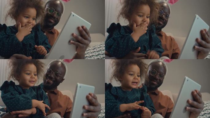 父亲和女儿用数码平板电脑自拍