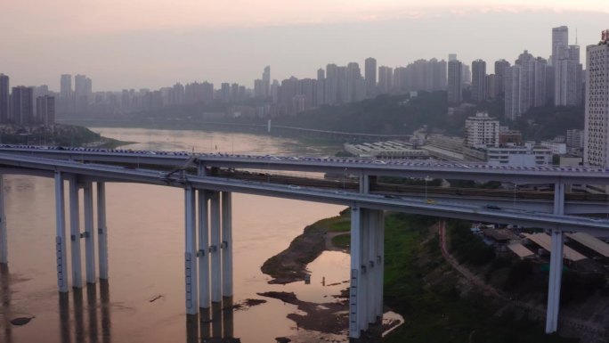 繁忙的公路桥与中国重庆的天际线相接，空中货车行驶
