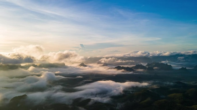 空中超延时飞行在局部山与雾流在早晨