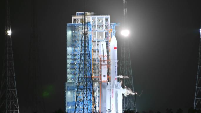 海南文昌火箭发射基地长征五B载着遥感卫星