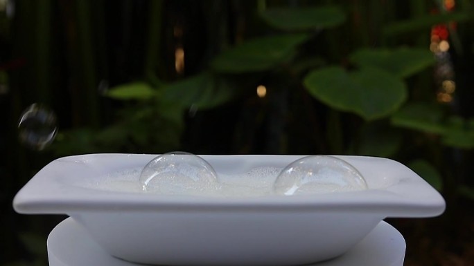 现代陶瓷浴缸。肥皂泡沫。沐浴液。在自然背景下被隔离。