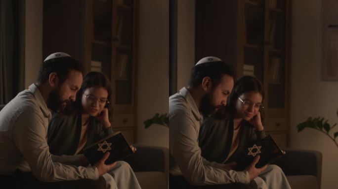 犹太男子在基帕与女儿在光明节学习托拉