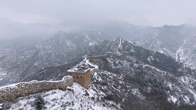 航拍雪后河北涞源荆山口长城