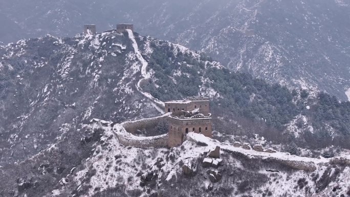 航拍雪后河北涞源荆山口长城