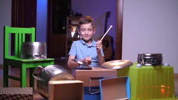 男孩用家里的架子鼓，男孩用鼓敲罐子和盒子