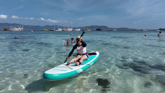 原创 印尼科莫多水上浆板划船海上户外运动