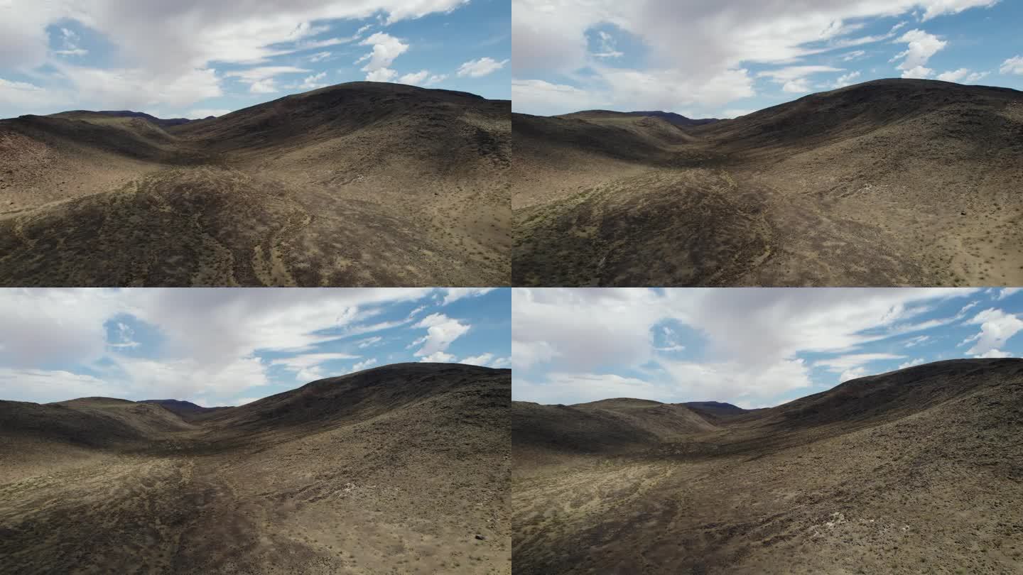 在干燥的丘陵地带上空飞行。干旱气候地区贫瘠土壤鸟瞰图。杳无人迹的荒凉之地。美国加州