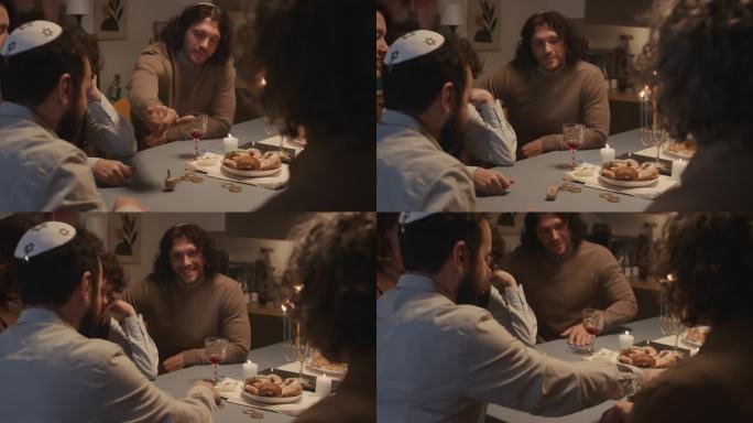 犹太家庭在光明节晚餐上玩纸牌游戏