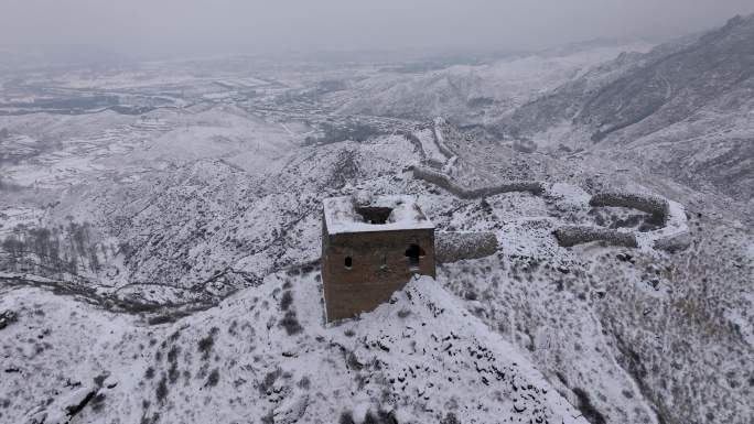 航拍雪后河北涞源荆山口长城