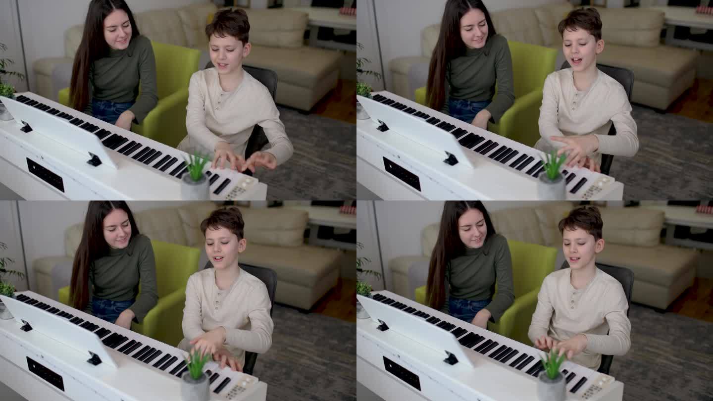 兄妹俩在家里弹电子琴，玩得很开心。