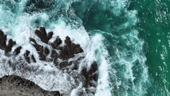 印度尼西亚巴厘岛海水击打礁石溅起浪花特写
