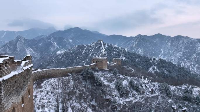 航拍雪后河北涞源荆山口长城